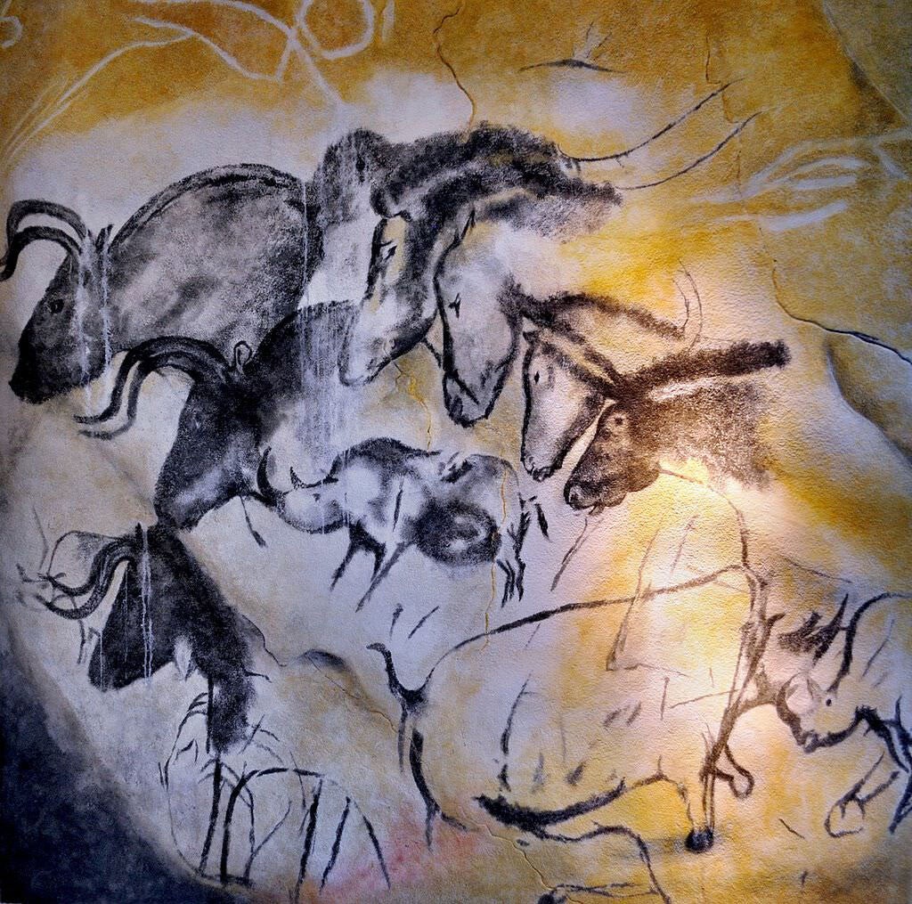 Peinture rupestre représentant des chevaux en mouvement, symbole des premières expressions artistiques humaines et de la relation entre vision, symbolique et monde naturel à la préhistoire.