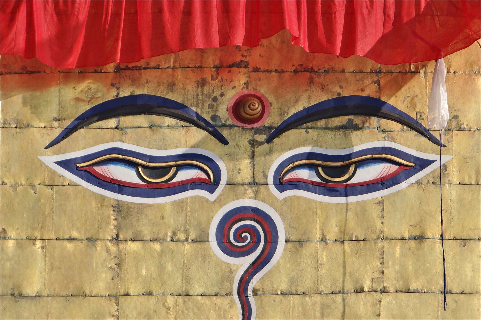 Main faisant vibrer un bol chantant, symbole des pratiques anciennes de la sonothérapie et du travail par le son.