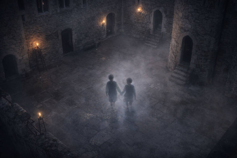 Apparition éthérée de deux enfants dans la cour de la Tour de Londres évoquant la légende des princes disparus de la Tour