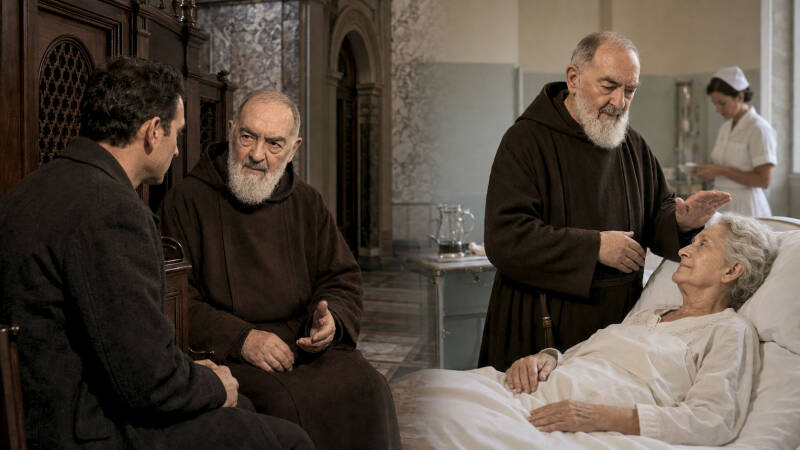 Padre Pio écoute un pénitent et accompagne une malade dans un hôpital