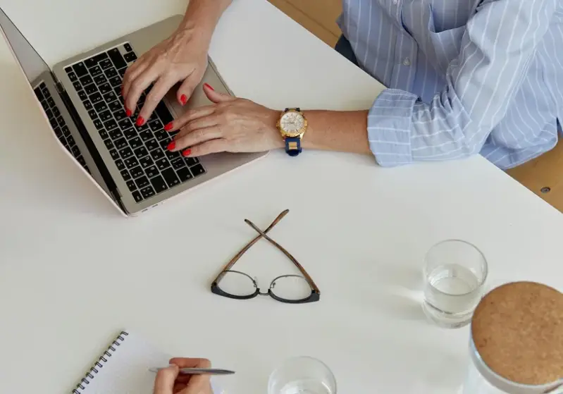 Scène de bureau avec gros plan sur le bureau avec main et ordinateur