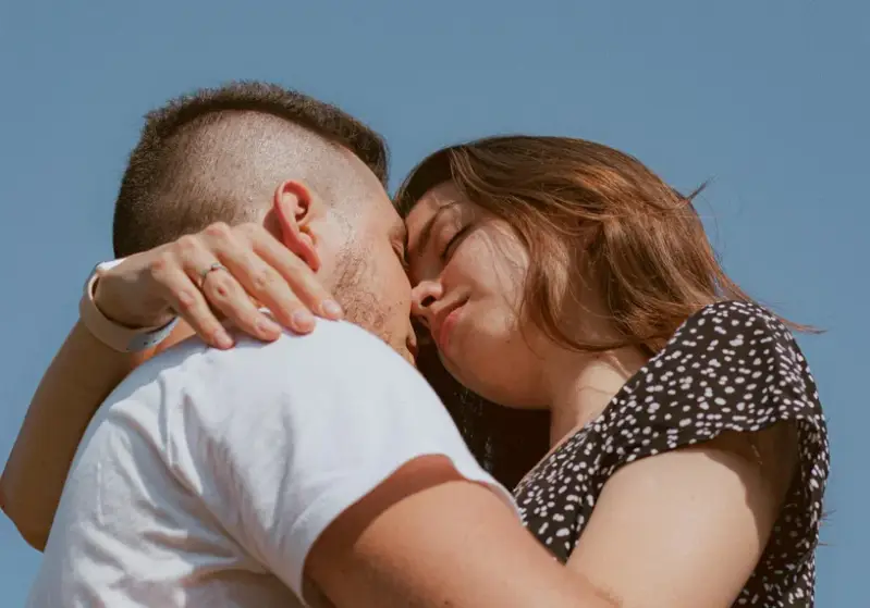 Couple homme femme qui s'enlace