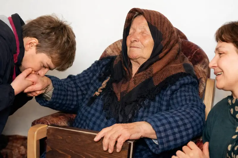 Baba Vanga voyante aveugle entourée de fidèles consultation spirituelle