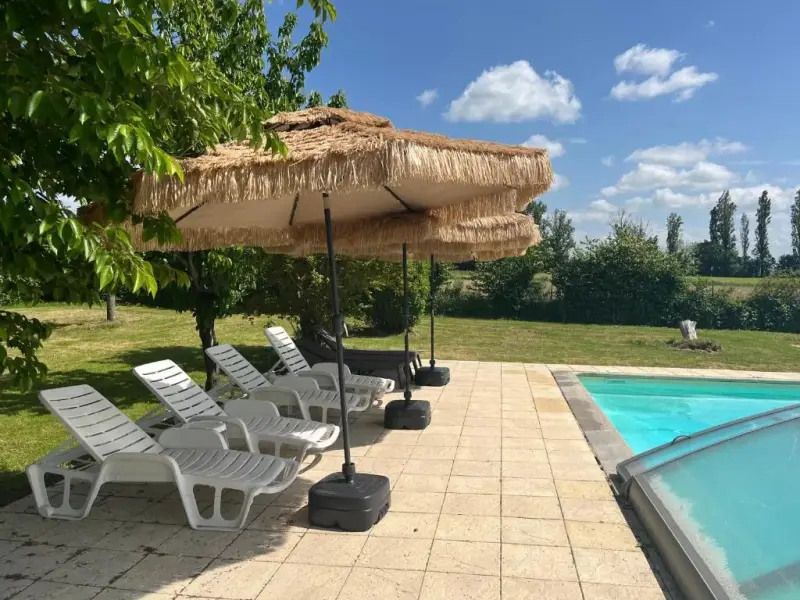 Piscine et espace de repos pour un week-end de développement personnel, bien-être et ressourcement