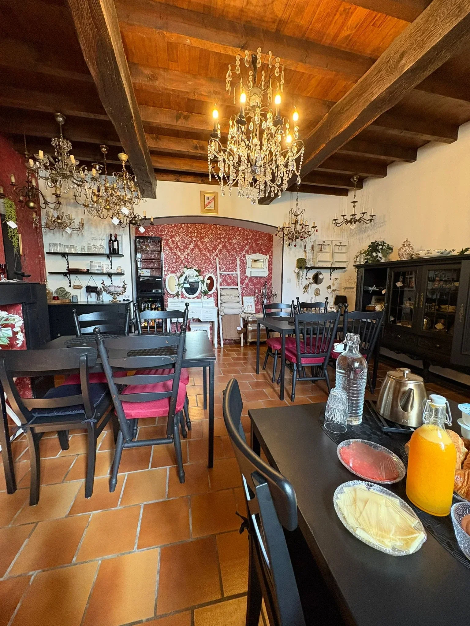 Salle de réception et petit-déjeuner du gîte accueillant un week-end développement personnel et intuition