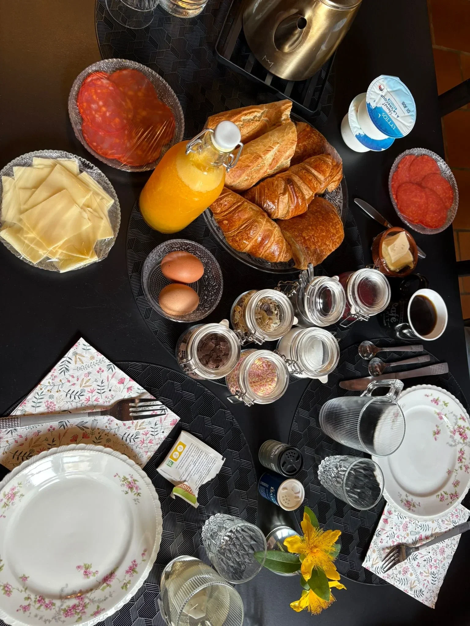 Petit-déjeuner convivial dans un gîte accueillant un séjour bien-être et développement personnel