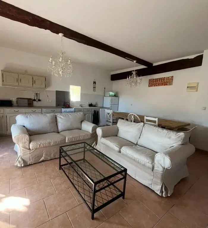 Espace de vie chaleureux du gîte accueillant un séjour bien-être et développement personnel