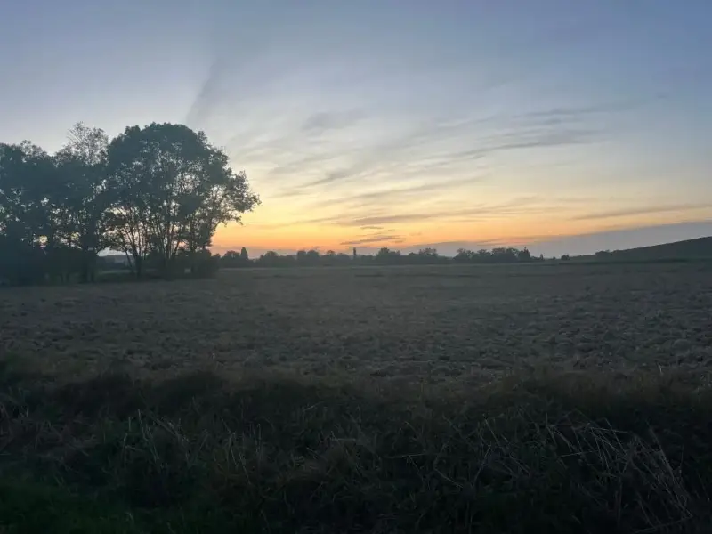 Crépuscule paisible sur la campagne gersoise pendant une retraite spirituelle et bien-être