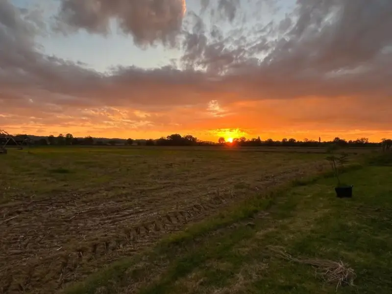 Coucher de soleil sur la campagne du Gers lors d'un séjour bien-être et développement personnel