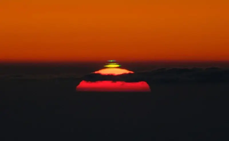 Rayon vert au coucher du soleil, phénomène optique rare visible quelques secondes à l'horizon.