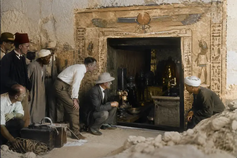 Howard Carter et son équipe découvrant l'entrée du tombeau de Toutânkhamon dans la Vallée des Rois en Égypte en 1922.