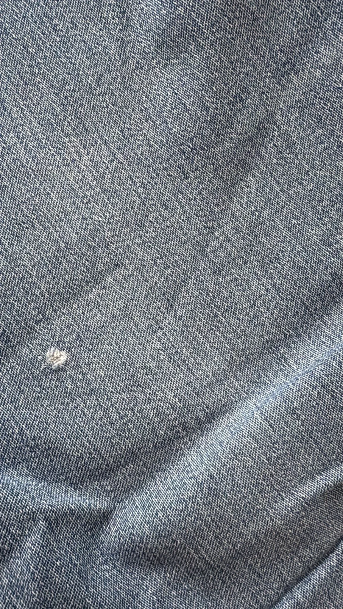 Tache blanche en forme de cœur apparue sur un jean après un enterrement