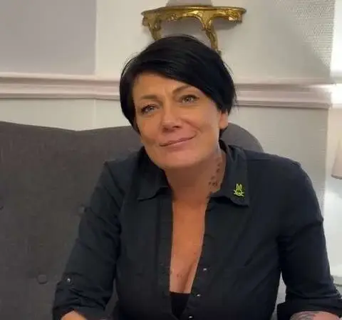 Ned (Edwige Thierry), praticienne en hypnose et auriculothérapie, participante au séjour Bien-être et Développement Personnel organisé dans le Gers.