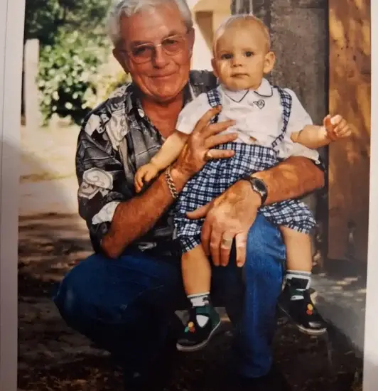 "Mon père tenant son petit-fils dans ses bras lors d'un moment de tendresse en famille."