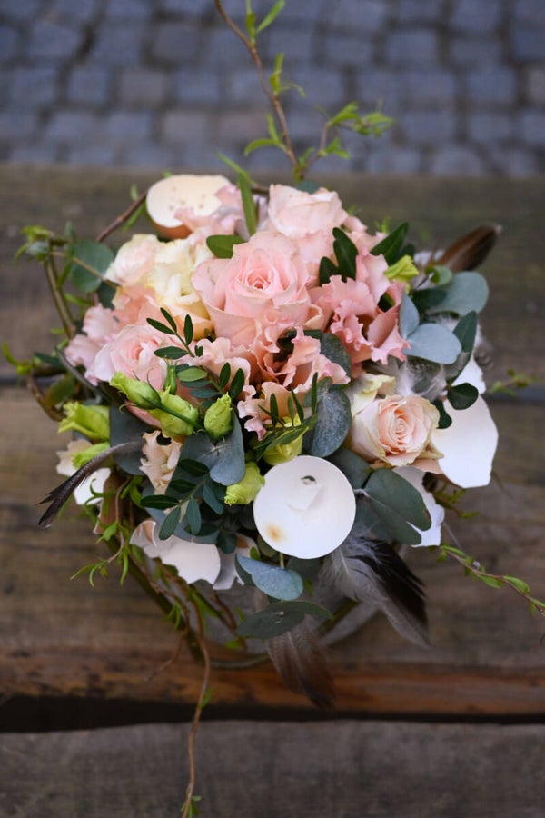 ronde biedermeir met takken en paas accent