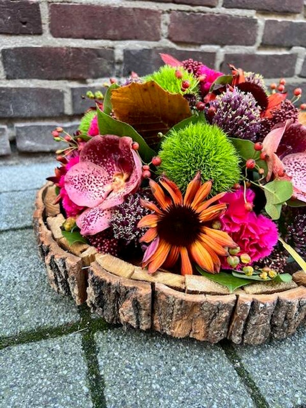 Biedermeier rond bloemstuk op een houten schaal