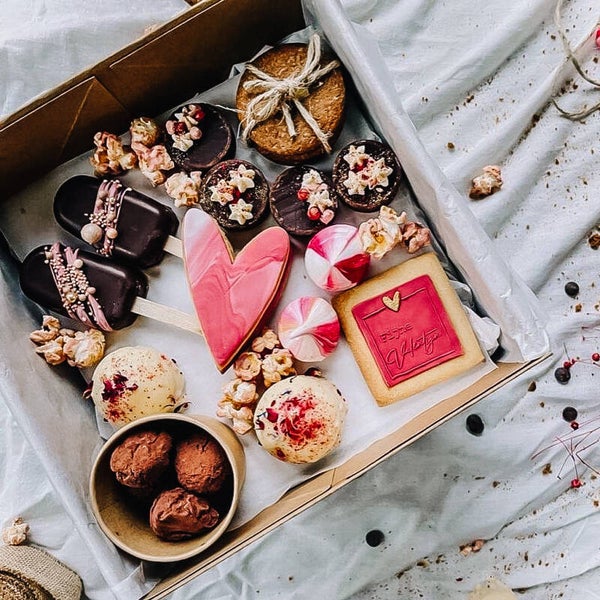 Luxe valentijns box met heerlijk assortiment lekkers BEPERKTE Editie te kan geleverd worden tussen 10/02-&14/02