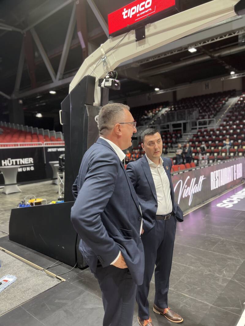 Johnny und Frenki beim Beraten