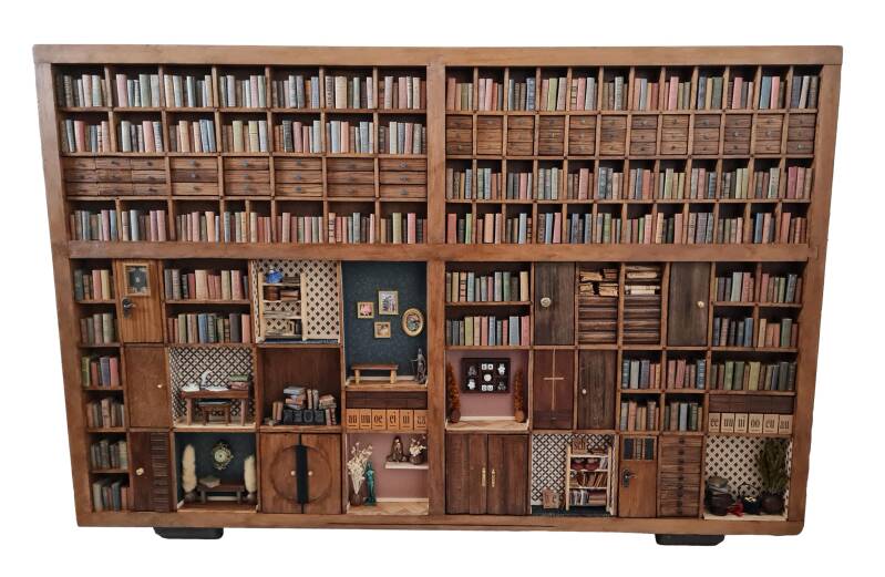 Letterbak bibliotheek, 2024,  gevonden voorwerpen, papier, oude letterbak, hout, metaal