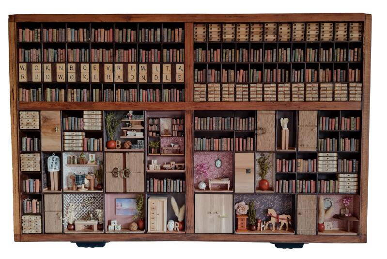 Letterbak bibliotheek, 2024,  gevonden voorwerpen, papier, oude letterbak, hout, metaal
