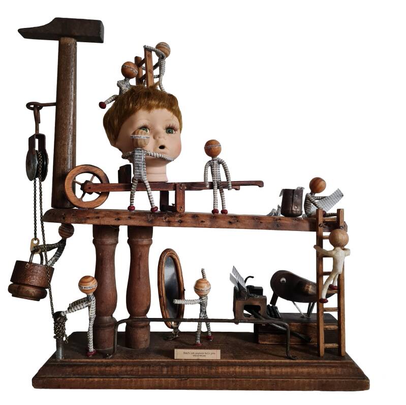 Transformatie, 2024, hout, metaal, ijzerdraad, papier, gevonden voorwerpen - Het proces van positieve transformatie gevat in een bewegend beeld — verkocht