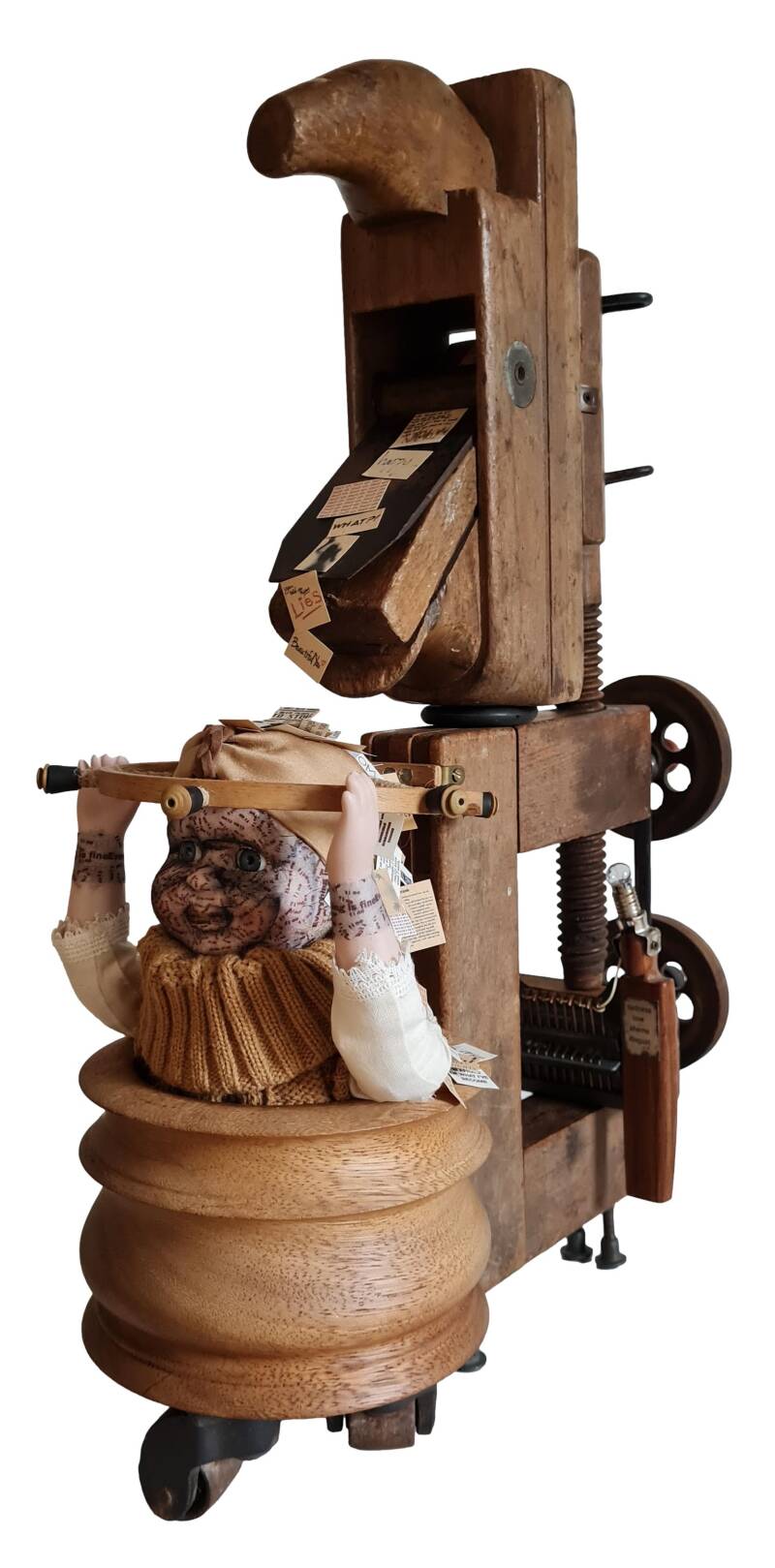 Het is te veel, 2024, pop, gevonden voorwerpen, metaal, papier, hout