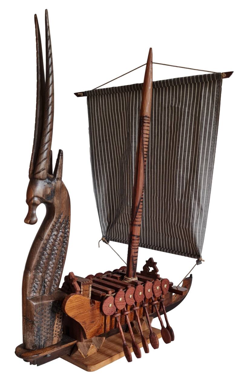 Vikingen, 2024, gevonden voorwerpen, hout, stof, draad, leer -Een miniatuur Vikingschip, opgebouwd uit gevonden houten voorwerpen en materialen — verkocht