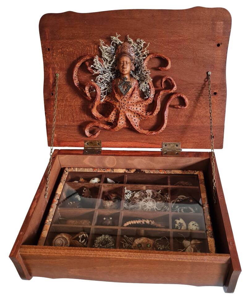 De monsters in mijn brein, 2024, natuurlijke materialen, hout, klei, glas, metaal