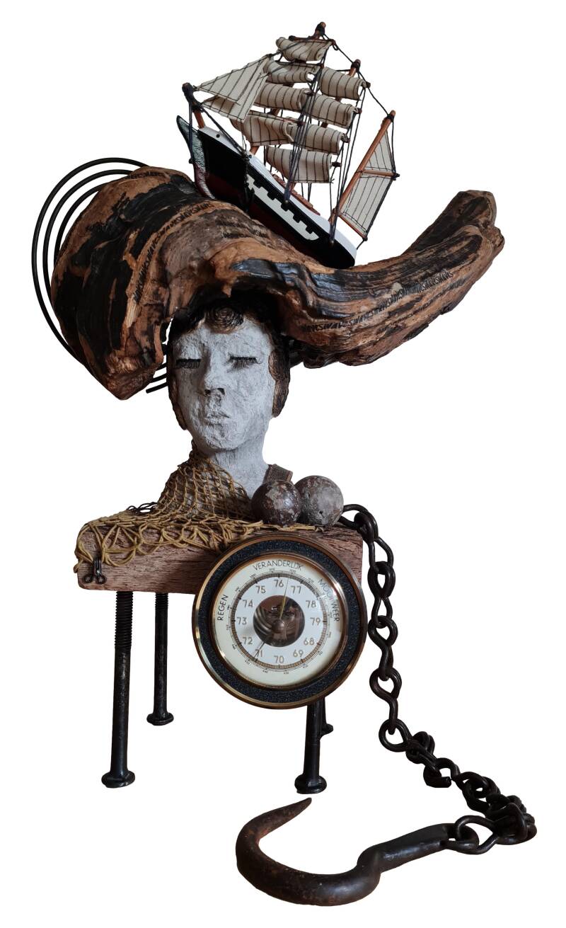 Golvend bestaan, 2024, hout, steen, metaal, papier maché, gevonden voorwerpen - De dynamiek van de golven van het leven — beschikbaar