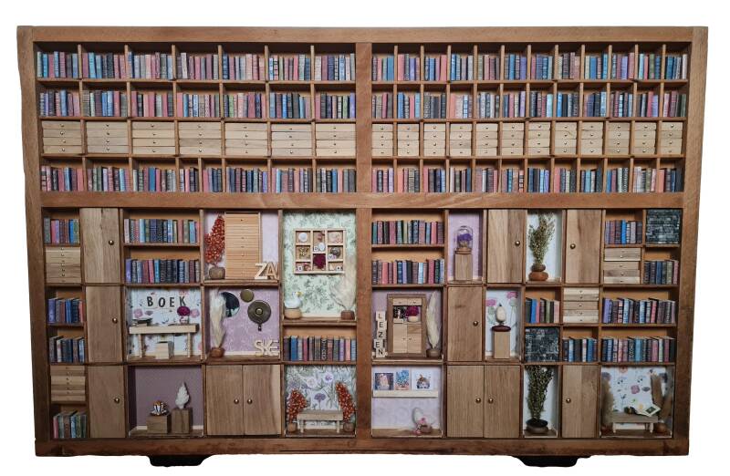 Letterbak bibliotheek, 2023, gevonden voorwerpen, papier, oude letterbak, hout, metaal