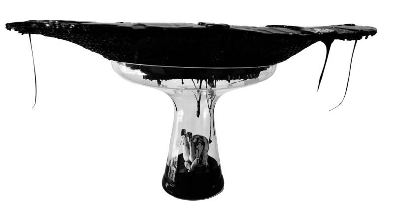 In het zwart verblijf ik, glas, papierklei, karton, rubber, verf, lijm