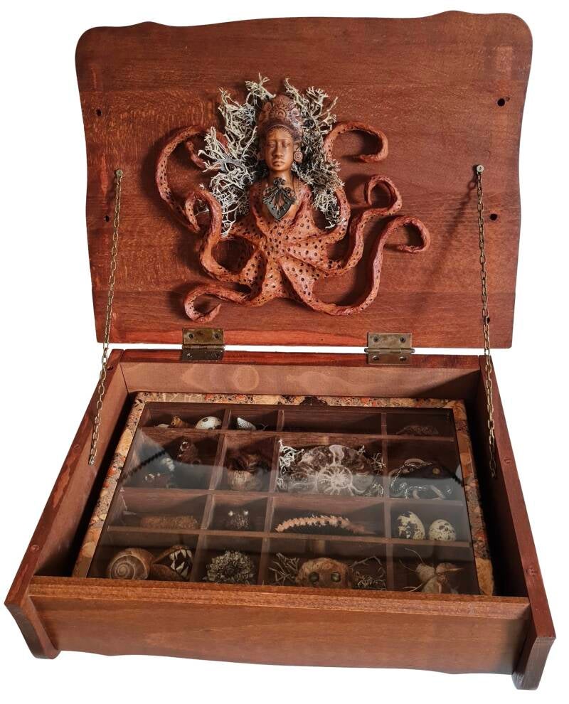 monsterlijk brein, 2024, natuurlijke materialen, hout, klei, metaal - Het zijn de monsters in je hoofd die het kunnen overnemen — beschikbaar