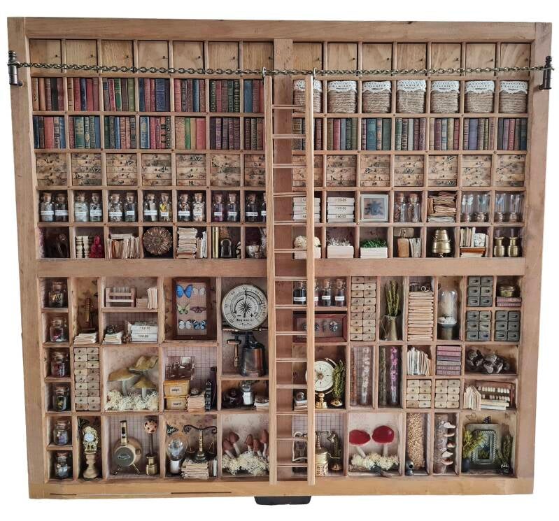 Wetenschappelijk cabinet, 2023, hout, papier, metaal, natuurlijke materialen, gevonden voorwerpen - Een oude letterbak gevuld met kleine vondsten en curosia, als een miniatuur laboratorium van verwondering — verkocht