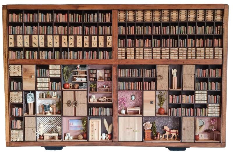 Bibliotheek, 2023, letterbak, gevonden voorwerpen, papier, hout, metaal - Een oude letterbak omgevormd tot miniatuurbibliotheek, vol kleine boeken en verhalen om in te dwalen — verkocht