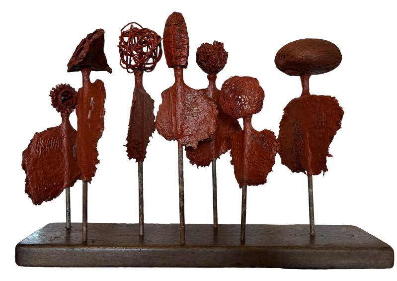 Hoofd en lichaam, 2026, papier-maché, natuurlijke materialen, hout, metaal, verf