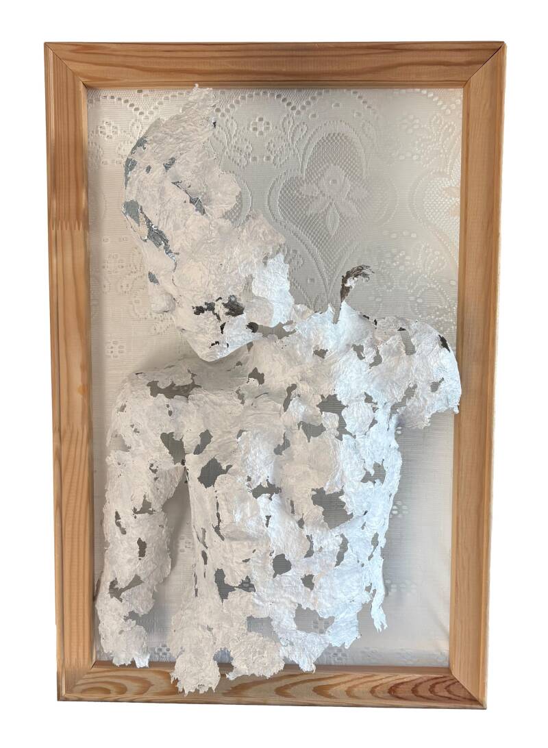 Wat ontbreekt maakt zichtbaar wat er is, 2026, papier-maché, stof, hout