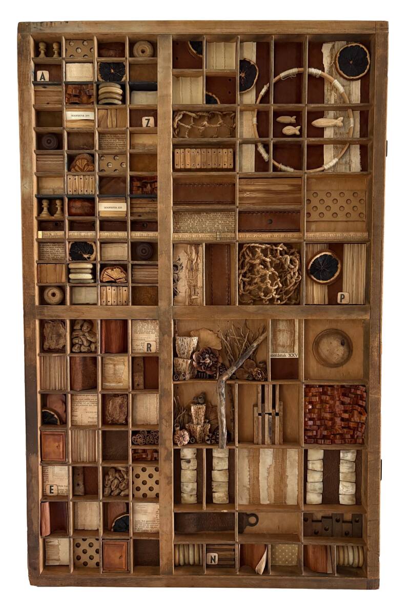 Materie en metrum, 2026, letterbak, hout, papier, metaal, natuurlijke materialen, stof,