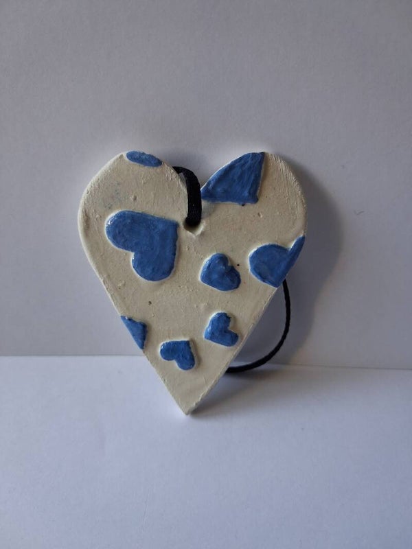 Coeur pendentif  : Motif en relief Coeurs bleus