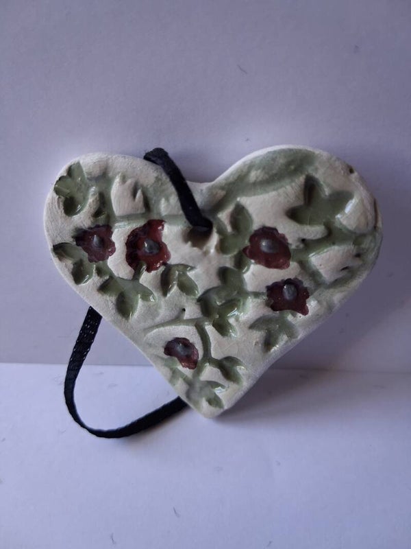 Coeur pendentif : Motif frise vert et rouge