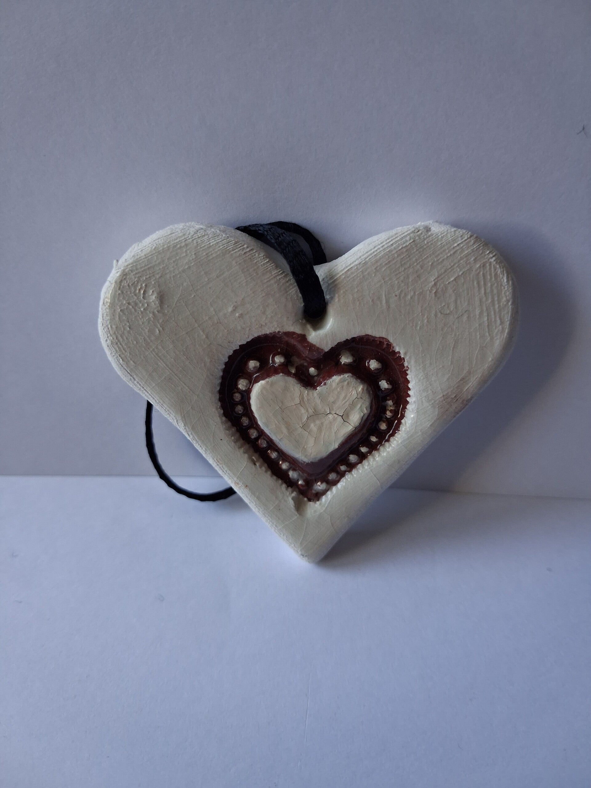 Coeur pendentif : Motif en relief, Coeur rouge au centre