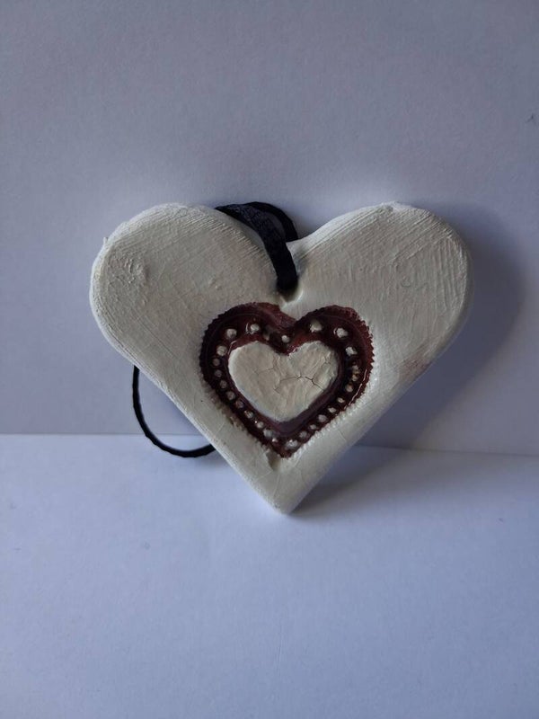 Coeur pendentif : Motif en relief, Coeur rouge au centre