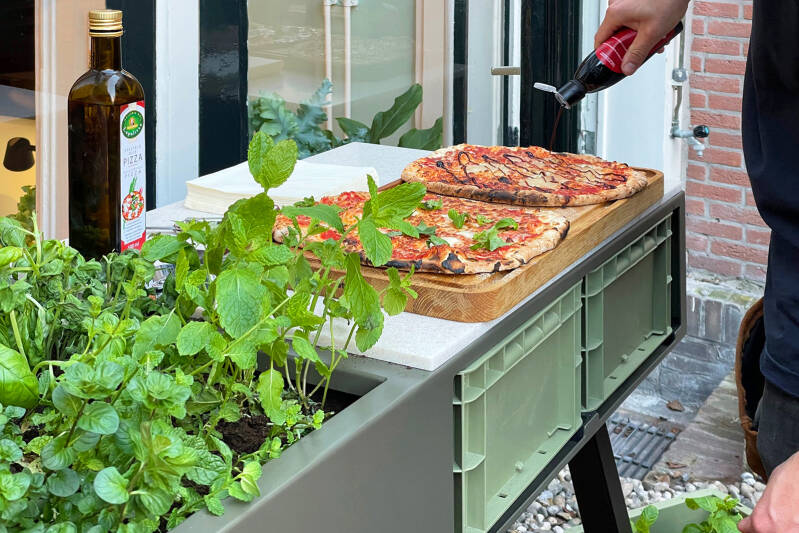 Lekker buiten kokkerellen met de Gardenworks Station. Je hoeft geen enorme buitenkeuken aan te schaffen die een groot deel van het jaar in de weg staat. Met een tafel bbq of inductieplaatje heb je al snel het gevoel van samen buiten eten te pakken.  