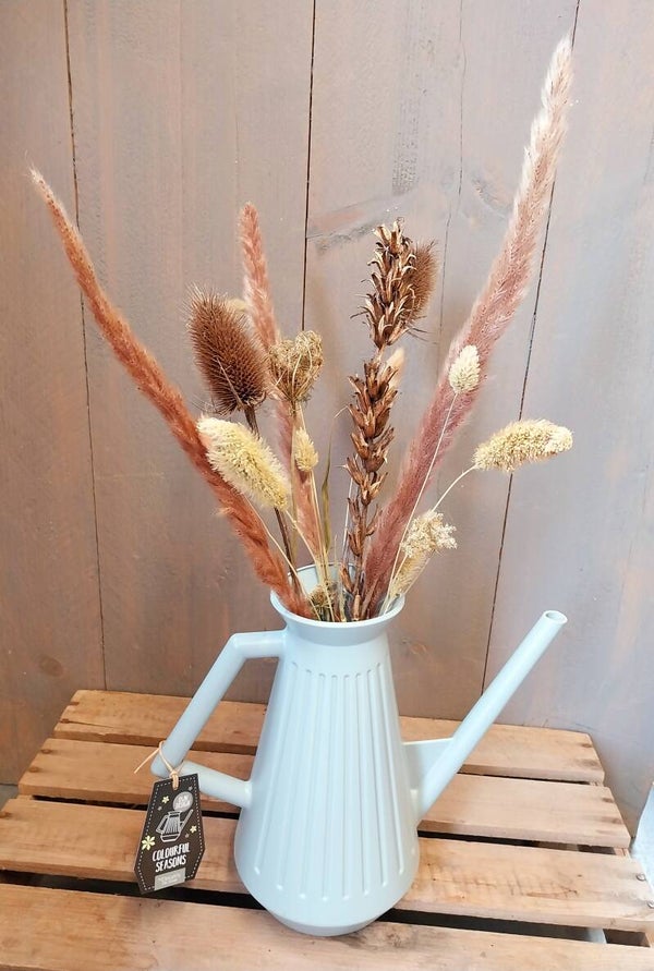 Gieter bleu met droogbloemen