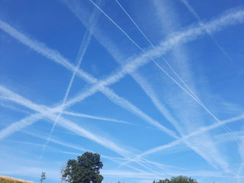 Himmels-Raub Blauer HImmel wird durchquert. Was geht davon aus?