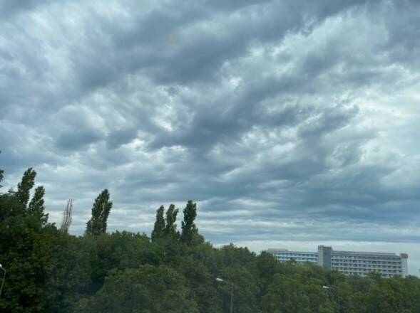 Dunkle Aussichten mittags über dem Krankenhaus
