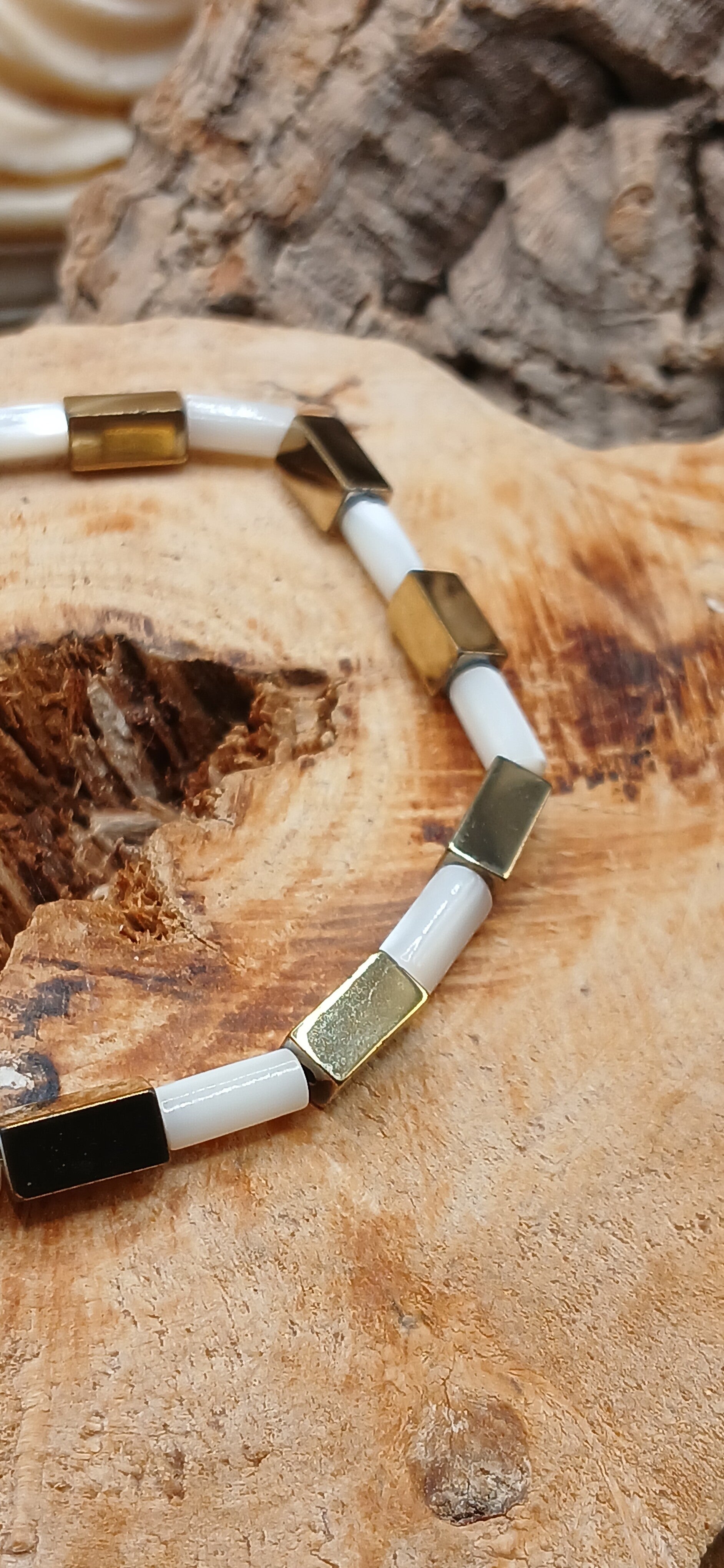 Bracelet en Nacre et hématite dorée 5mm