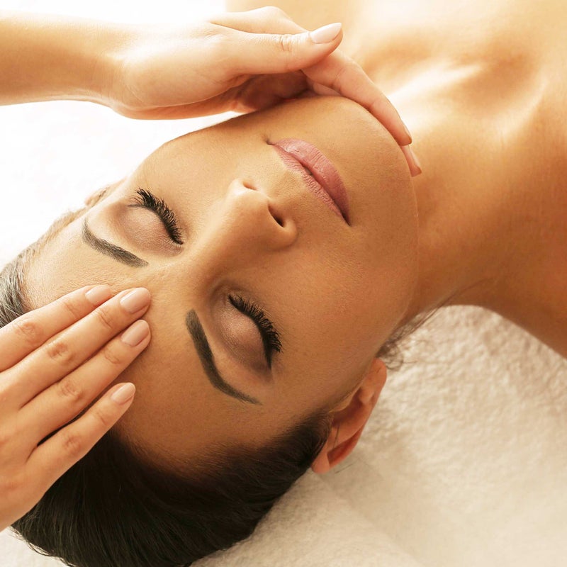 Hände massieren Gesicht