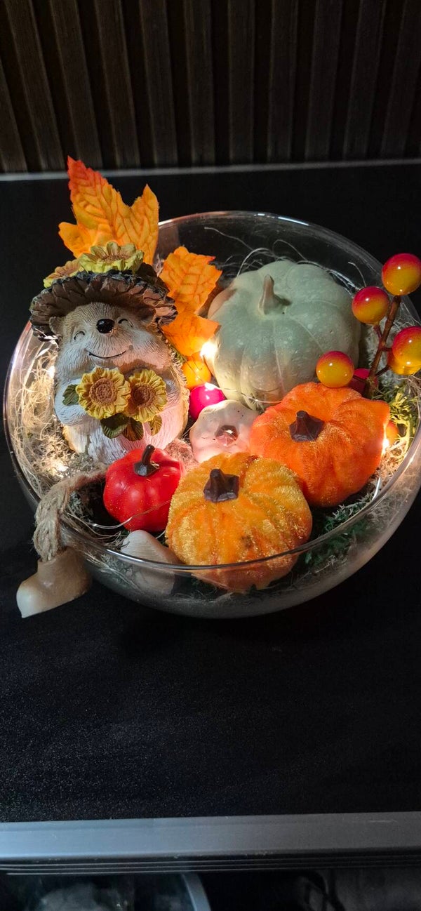 Herbstschale mit Kürbisse und einem Igel