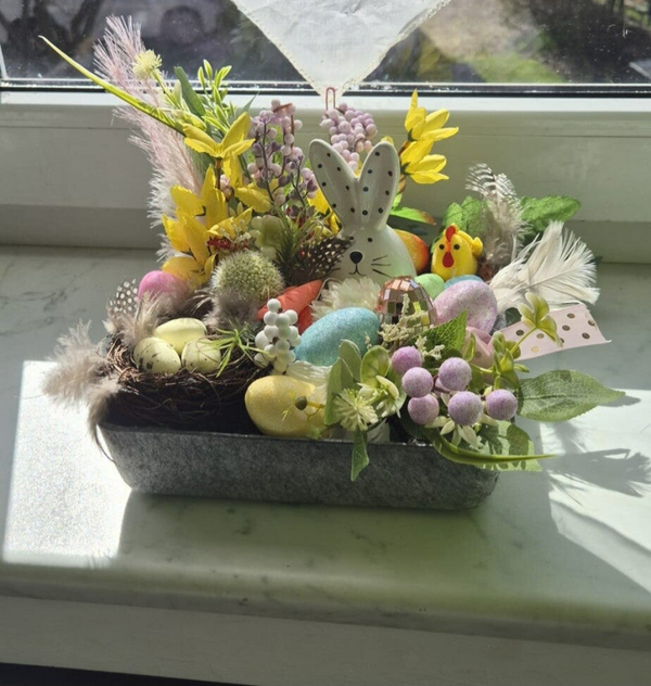 Natürliches Blumengesteck im Filzkorb