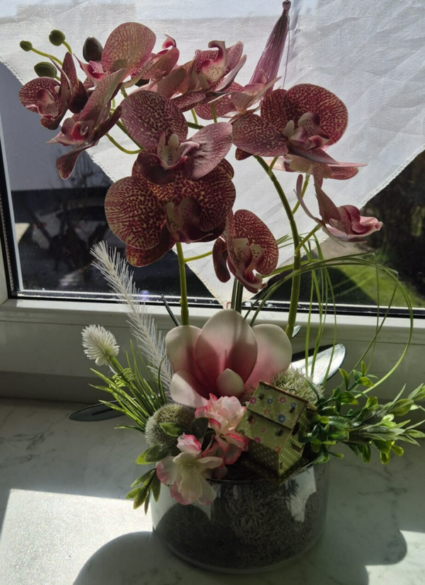 Elegantes Blumengesteck im Glas Orchidee